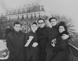 Володя Ланцман, Оксана Яблонская, переводчик Олег Широков, Витя Ересько и Нина Бейлина после конкурса, на Монмартре Володя Ланцман, Оксана Яблонская, переводчик Олег Широков, Витя Ересько и Нина Бейлина после конкурса, на Монмартре